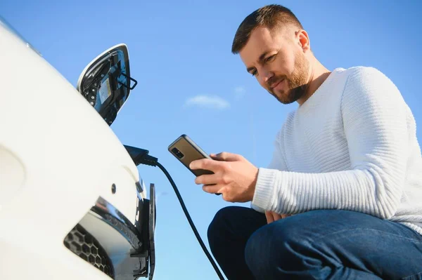 Mann Schaltet Ladestation Für Auto Ein — Stockfoto