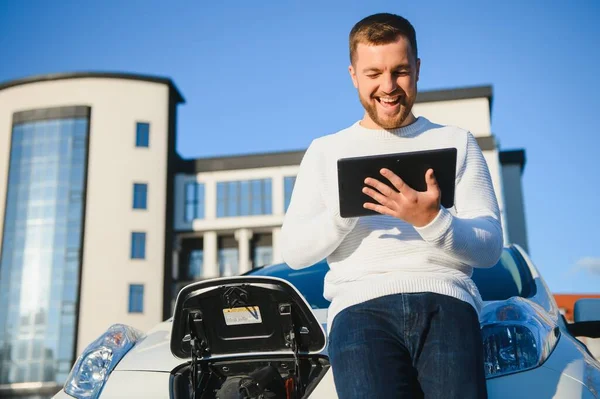 Mann Lädt Elektroauto Ladestation — Stockfoto