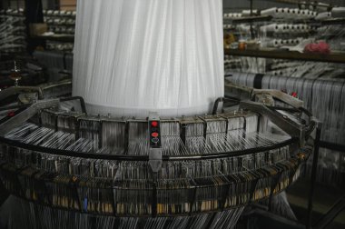 Endüstriyel kumaş üretim hattı. Bir tekstil fabrikasında dokuma tezgahı