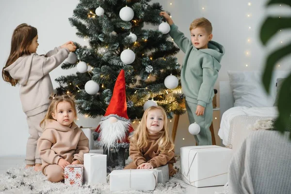 Niños Bajo Árbol Navidad Con Regalos Juguetes — Foto de Stock