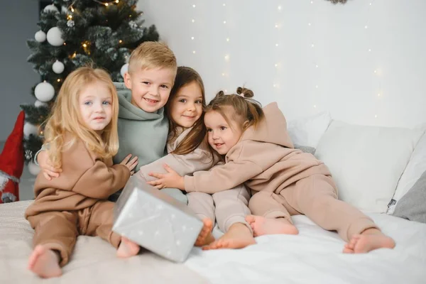 Crianças Sob Árvore Natal Com Presentes Brinquedos — Fotografia de Stock
