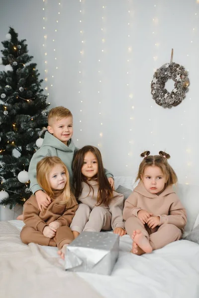 Crianças Alegres Com Presentes Próxima Árvore Natal — Fotografia de Stock