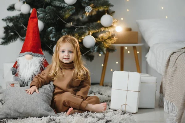Pequena Menina Bonita Perto Árvore Natal — Fotografia de Stock