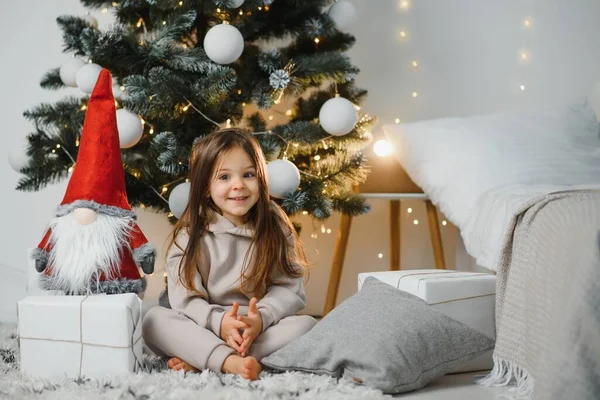 Šťastná Malá Usměvavá Dívka Vánoční Dárkové Krabice — Stock fotografie