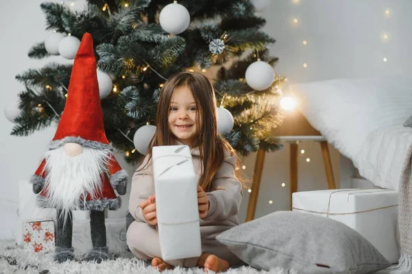 Menina Sorridente Feliz Com Caixa Presente Natal — Fotografia de Stock