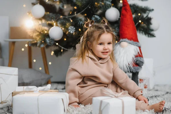 Pequena Menina Bonita Perto Árvore Natal — Fotografia de Stock