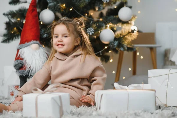 Pequena Menina Bonita Perto Árvore Natal — Fotografia de Stock