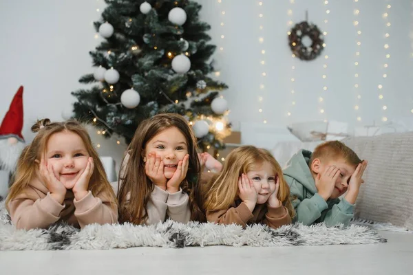Crianças Alegres Com Presentes Próxima Árvore Natal — Fotografia de Stock
