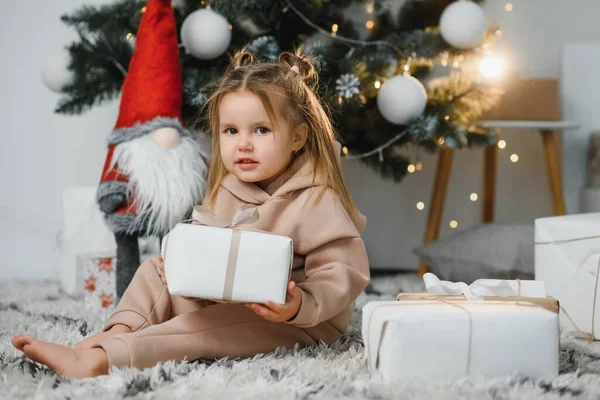 Šťastná Malá Usměvavá Dívka Vánoční Dárkové Krabice — Stock fotografie
