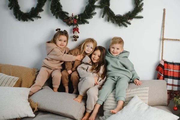 Skupina Čtyř Dětí Dárky Vánoční Večírek — Stock fotografie