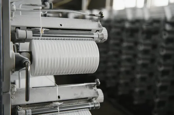 用于工业用袋生产的白色扁平聚丙烯纱线圈 圆形织机 编织机 聚丙烯套筒的生产 — 图库照片