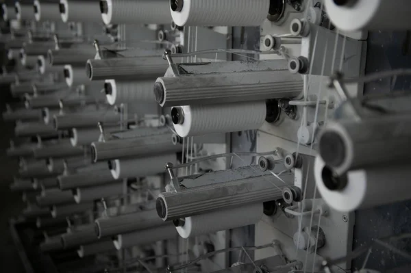 用于工业用袋生产的白色扁平聚丙烯纱线圈 圆形织机 编织机 聚丙烯套筒的生产 — 图库照片