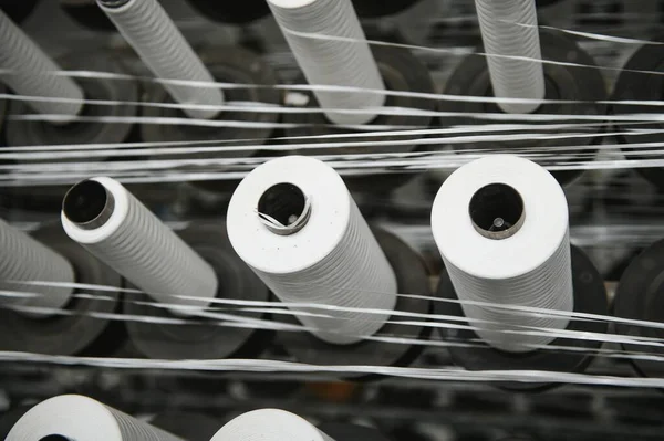 Zbliżenie Nici Dla Przemysłu Tekstylnego Tkactwo Wypaczenia — Zdjęcie stockowe