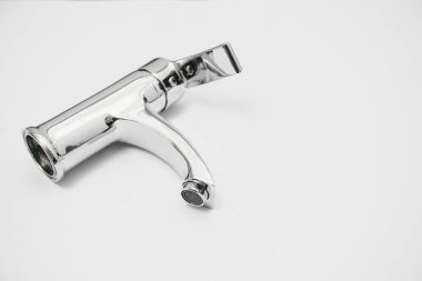 Tek kulplu su musluğu beyaza izole edilmiş.