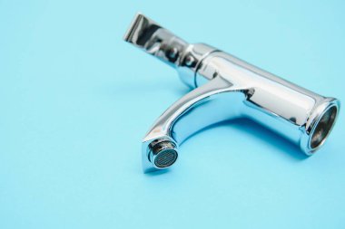 Banyo lavaboları için yeni krom veya çelik karıştırıcı musluğu