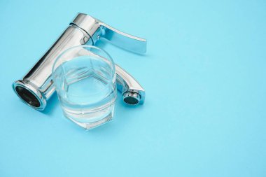 Banyo lavaboları için yeni krom veya çelik karıştırıcı musluğu