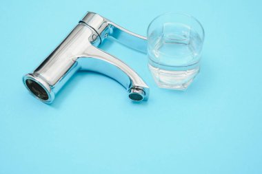 Çift kulplu su musluğu. Yeni krom veya çelik karıştırıcı dokusu