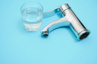 Banyo lavaboları için yeni krom veya çelik karıştırıcı musluğu