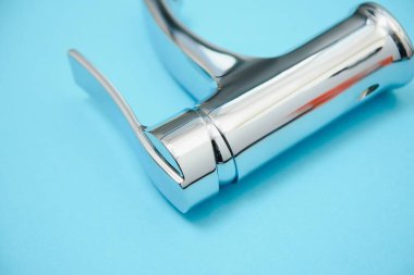 Banyo lavaboları için yeni krom veya çelik karıştırıcı musluğu
