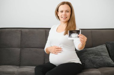 hamile kadın ellerini tutarak ultrason fotoğraf
