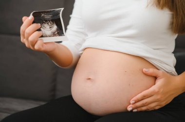 hamile kadın ellerini tutarak ultrason fotoğraf