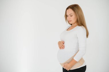 salata çatalı mutfakta hamile kadın