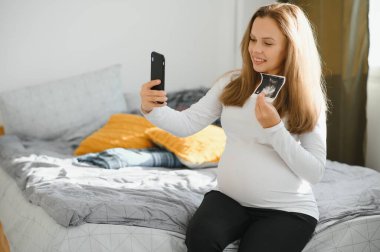 salata çatalı mutfakta hamile kadın