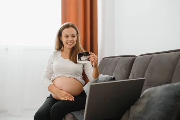 Schwangere Videochat Mit Arzt Auf Laptop Professionelle Medizinische Online Beratung — Stockfoto