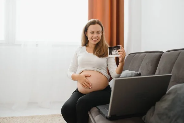 Selektiver Fokus Einer Fröhlichen Schwangeren Die Ultraschallfotos Während Eines Videoanrufs — Stockfoto