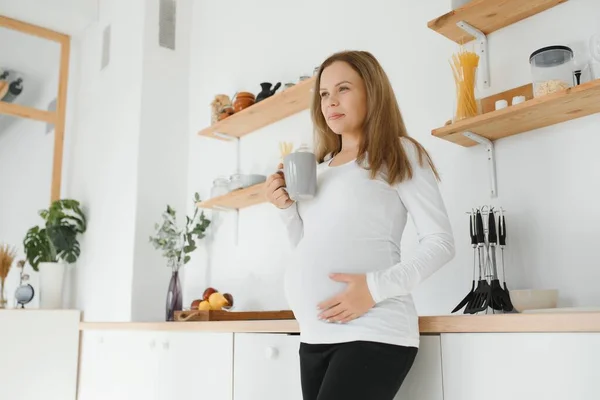 Bild Der Schönen Lässig Gekleideten Jungen Brünetten Frau Die Ein — Stockfoto