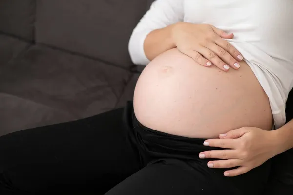 Image Femme Enceinte Touchant Son Ventre Avec Les Mains — Photo