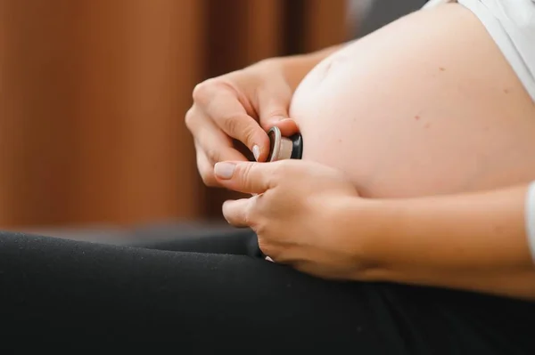 Mujer Embarazada Usando Estetoscopio Examinando Vientre Sofá Mujer Embarazada Feliz — Foto de Stock