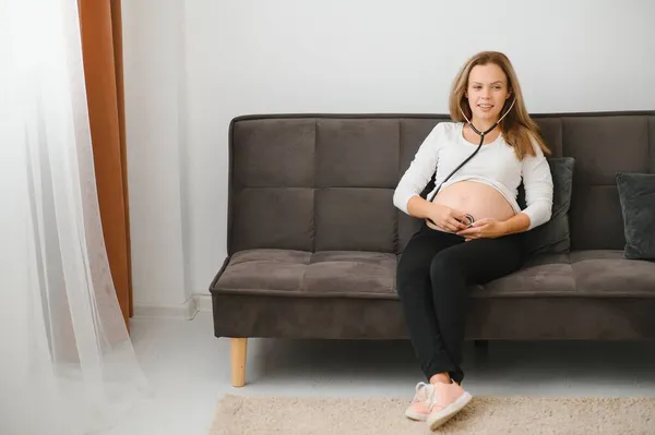 Gravid Kvinna Som Använder Stetoskop Undersöka Hennes Mage Soffan Happy — Stockfoto