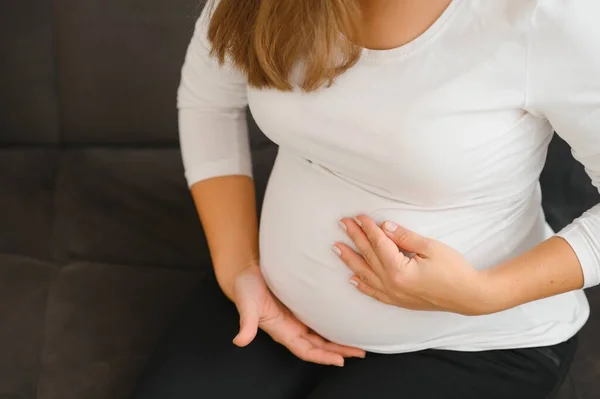 Mujer Embarazada Tocando Vientre Cerca — Foto de Stock