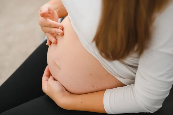 Imagen Una Mujer Embarazada Tocándose Vientre Con Las Manos — Foto de Stock