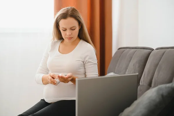 Zwangere Vrouw Keuken Maken Salade — Stockfoto