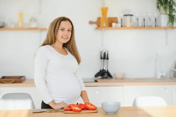 Schwangere Küche Bereitet Salat — Stockfoto