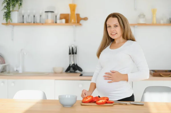 Schwangere Küche Bereitet Salat — Stockfoto