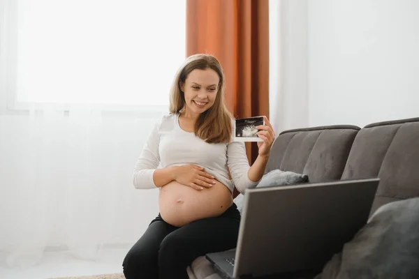 Donna Incinta Cucina Fare Insalata — Foto Stock