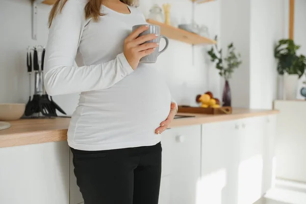 Schwangere Küche Bereitet Salat — Stockfoto