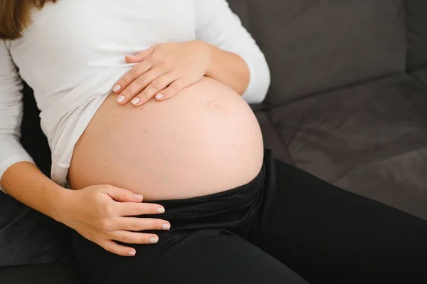 Femme Enceinte Dans Cuisine Faire Salade — Photo