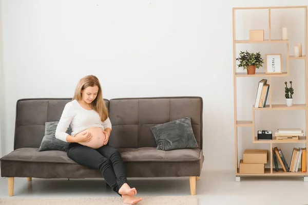 Schwangere Küche Bereitet Salat — Stockfoto