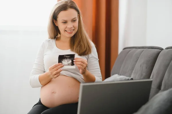 stock image Pregnant woman in kitchen making salad