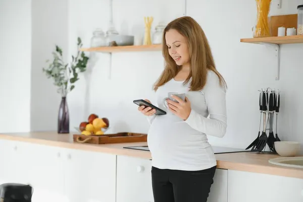 Donna Incinta Cucina Fare Insalata — Foto Stock