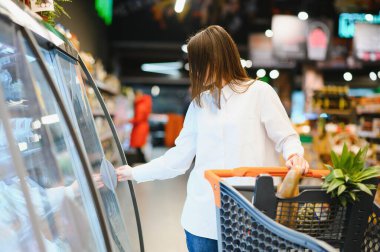 Alışverişe çıkmış sıradan bir kadın ve mutlu görünüyor.