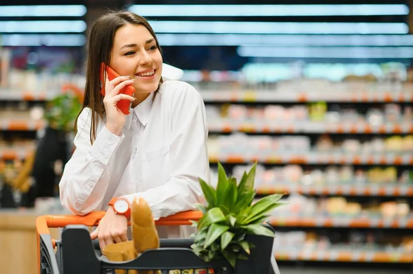 Sorridente Giovane Donna Attraente Avendo Una Telefonata Supermercato — Foto Stock