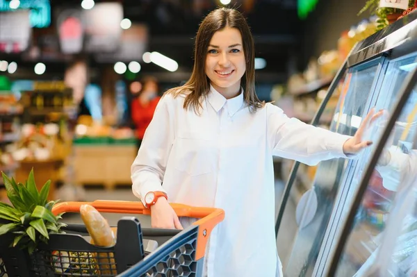 Casual Kobieta Zakupy Spożywcze Patrząc Szczęśliwy — Zdjęcie stockowe