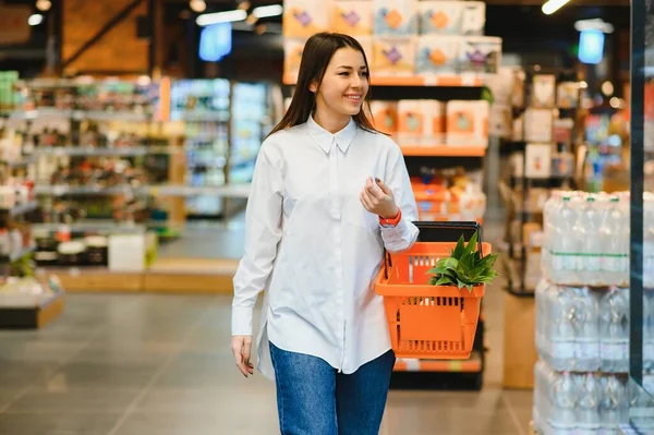 Femme Commerçante Regardant Les Étagères Supermarché Portrait Une Jeune Fille — Photo