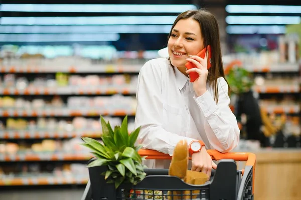 Souriant Attrayant Jeune Femme Ayant Appel Téléphonique Supermarché — Photo