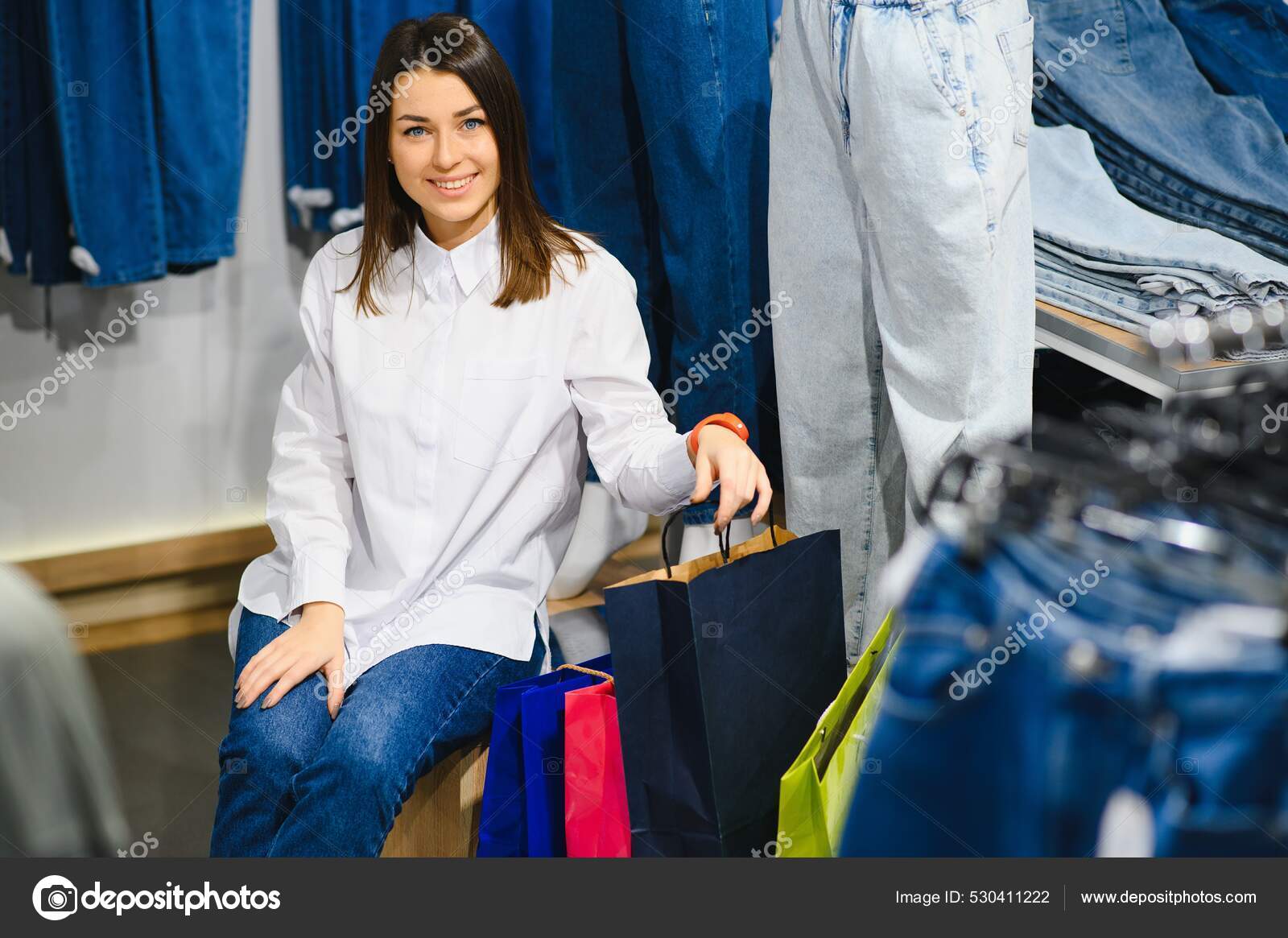 mujer comprando ropa. comprador mirando ropa en el interior de la